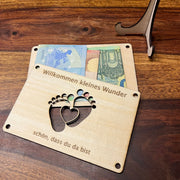 Geldgeschenk zur Geburt personalisiert – Holzkarte „Willkommen Baby" mit Namen