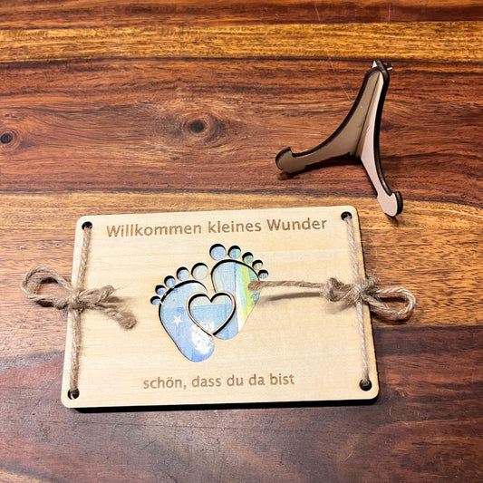 Geldgeschenk zur Geburt – „Willkommen kleines Wunder“ Holzkarte mit Füßen